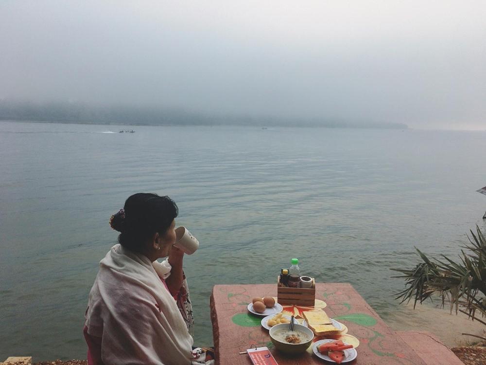 Baan Dongsak River View Sangkhla Buri Bagian luar foto