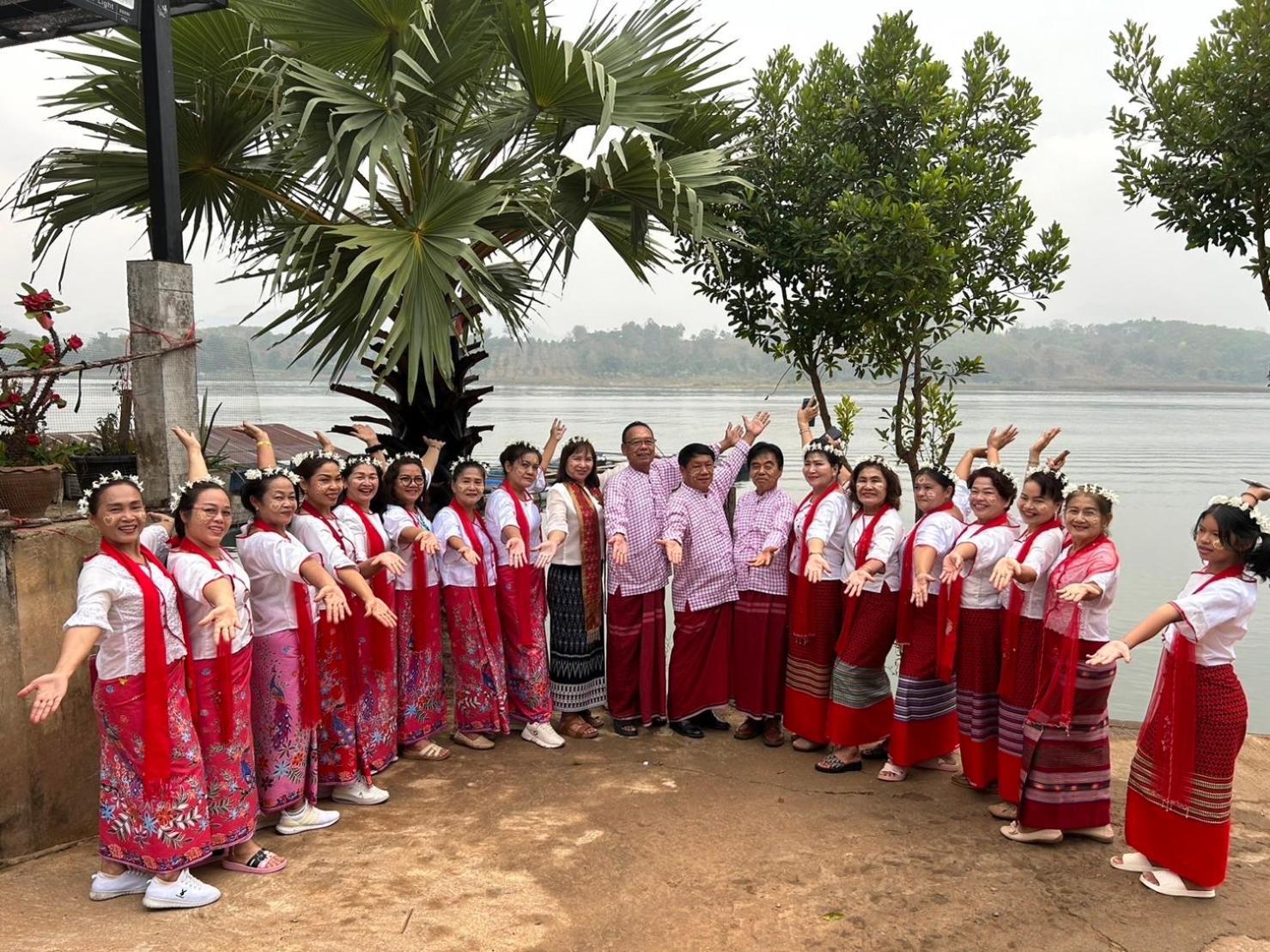 Baan Dongsak River View Sangkhla Buri Bagian luar foto